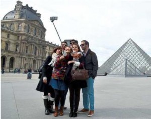 Perche à selfie - désormais interdite dans certains musées